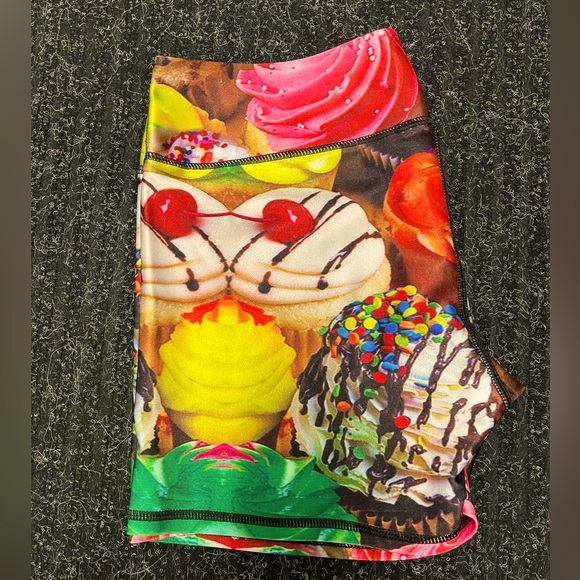 Size small stretchy shorts - Picture 5 of 5